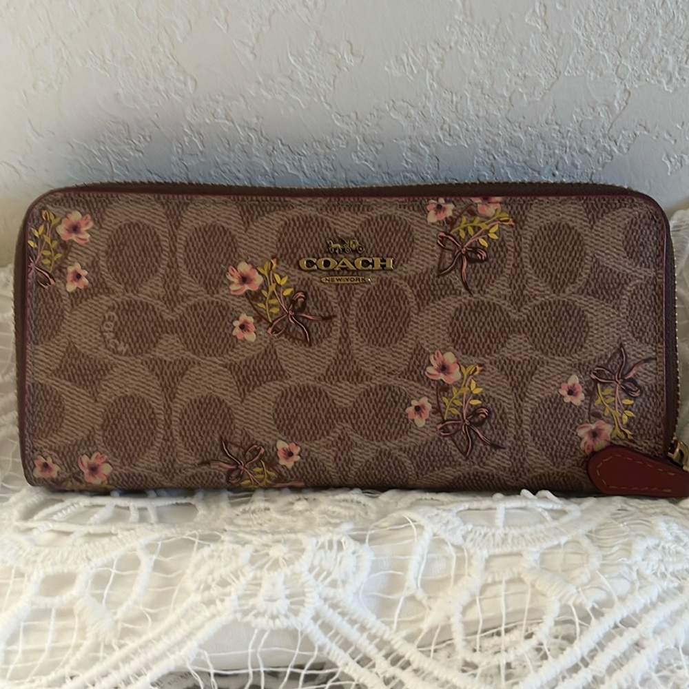 COACH NEW CONDITION ZIPPY FLOWERED WALLET